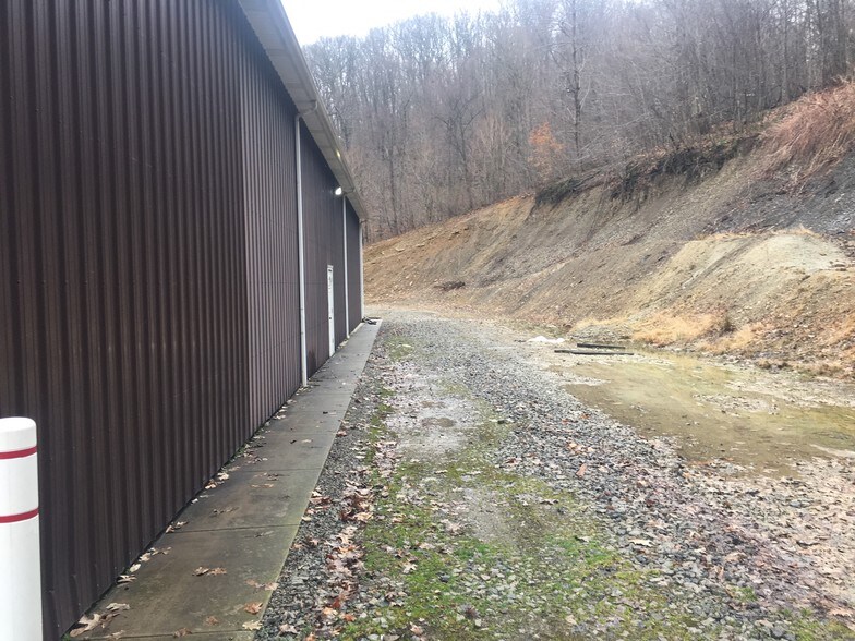 More Photos Of 903 Constitution Blvd, Beaver Falls Office For Lease