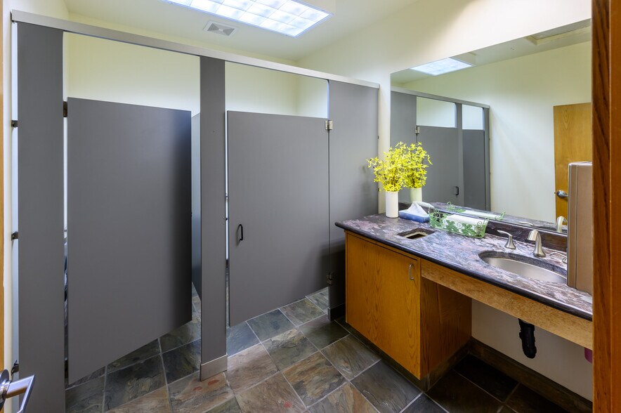 More Photos Of 296 SW Columbia St, Bend Office For Sale