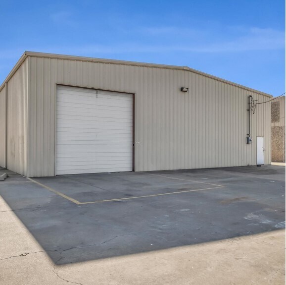 More Photos Of 4327 SW 21st St, Oklahoma City Warehouse For Lease