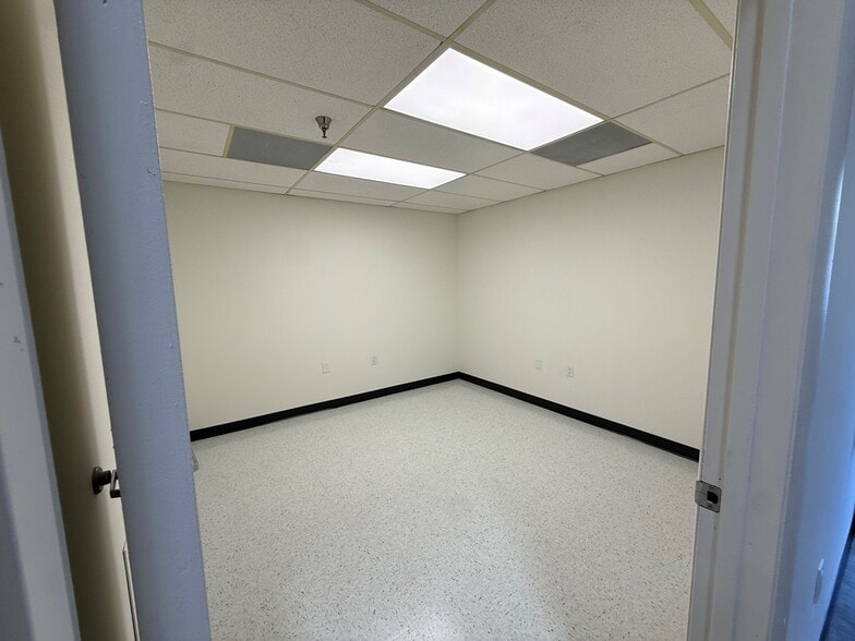 More Photos Of 6433 Pinecastle Blvd, Orlando Warehouse For Lease