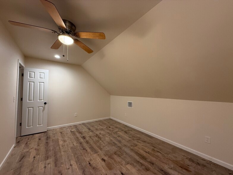 More Photos Of 280 Broken Arrow Marina, Livingston Hotel For Sale