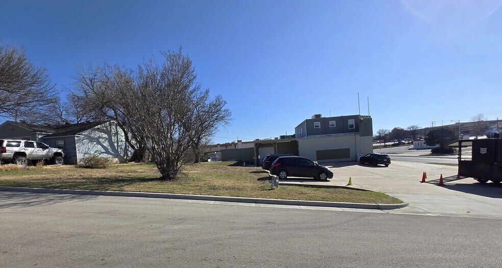 More Photos Of 406 N Carrier Pky, Grand Prairie Storefront Retail Office For Sale