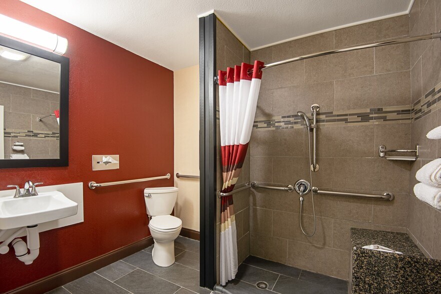 More Photos Of 501 Northland Dr, Cameron Hotel For Sale