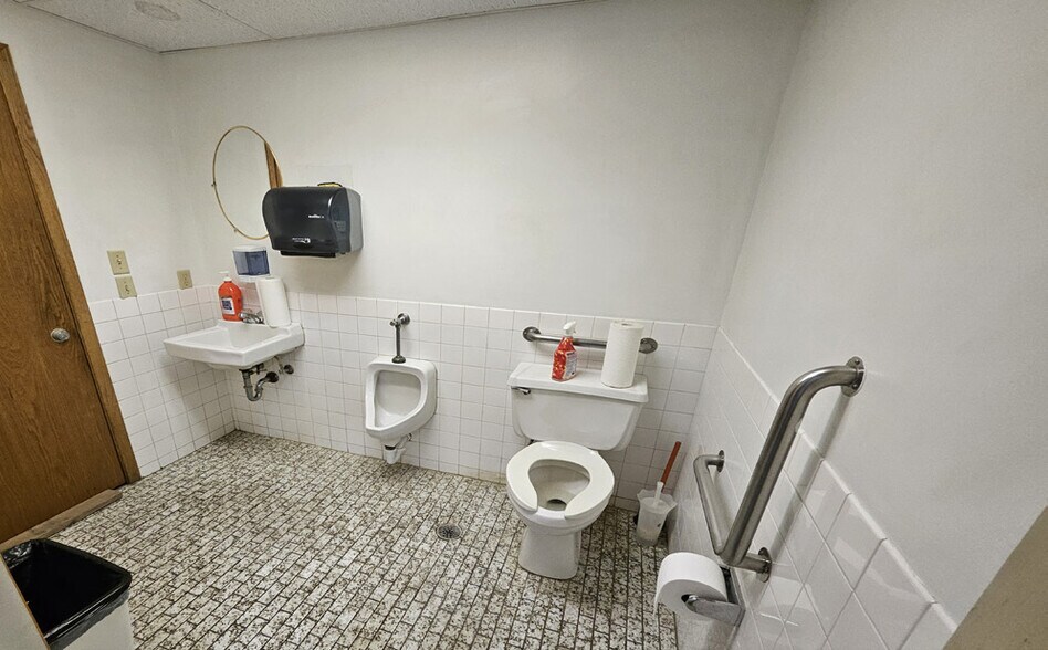 More Photos Of 22011-22043 Industrial Blvd, Rogers Light Manufacturing For Lease