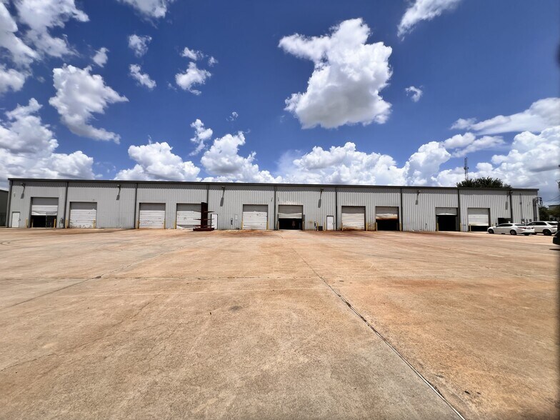 More Photos Of 5611 Guhn Rd, Houston Warehouse For Lease