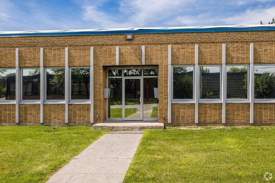More Photos Of 104 Av Gun, Pointe-claire Warehouse For Sale