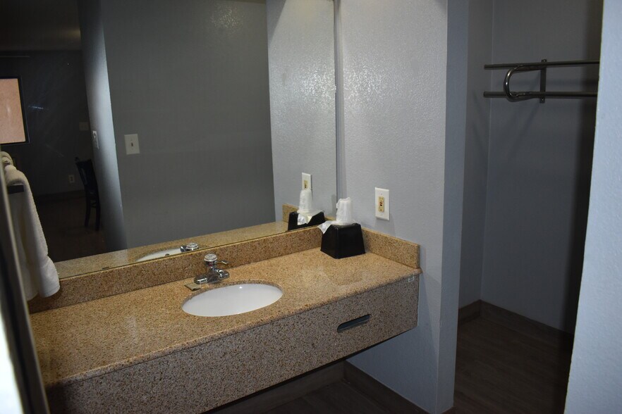 More Photos Of 321 N Mustang Rd, Yukon Hotel For Sale