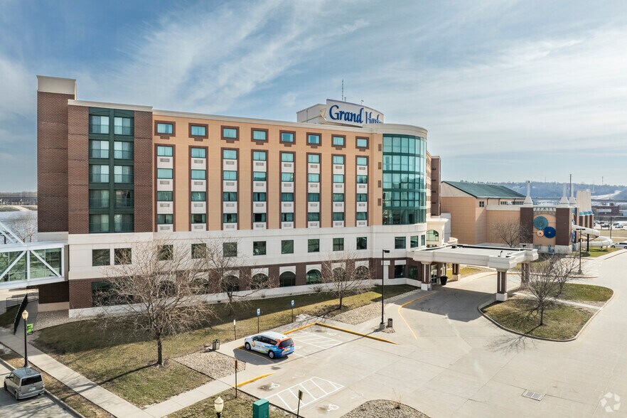 More Photos Of 350 Bell St, Dubuque Hotel For Sale