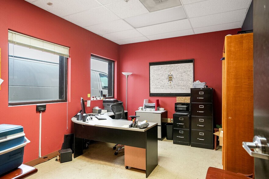 More Photos Of 1852 Fescue St SE, Albany Office For Sale