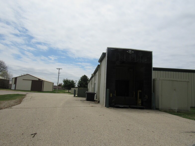 More Photos Of 275 Laing St, Redgranite Supermarket For Lease