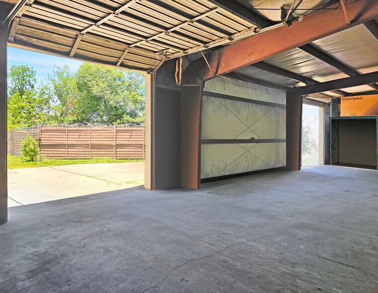 More Photos Of 508 Cedar Bayou Rd, Baytown Warehouse For Sale