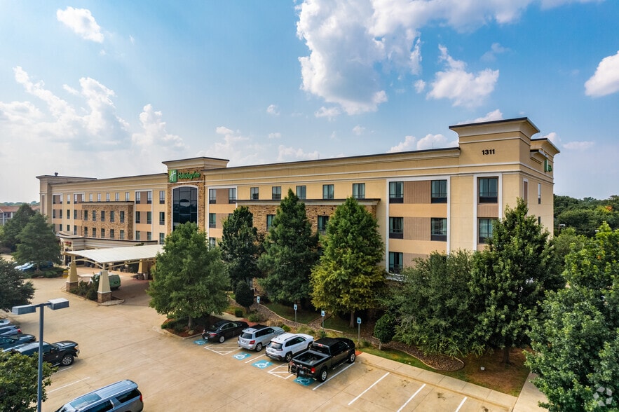 More Photos Of 1311 Wet N Wild Way, Arlington Hotel For Sale