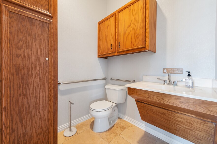 More Photos Of 103 Thousand Oaks Blvd, Georgetown Medical For Lease