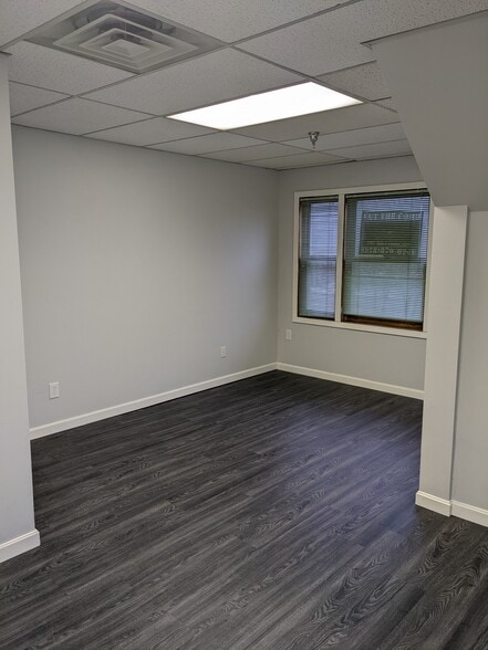 More Photos Of 29 Lafayette Rd, North Hampton Storefront Retail Office For Sale