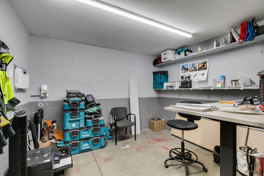 More Photos Of 3850 Pioneer Ave, Las Vegas Showroom For Sale