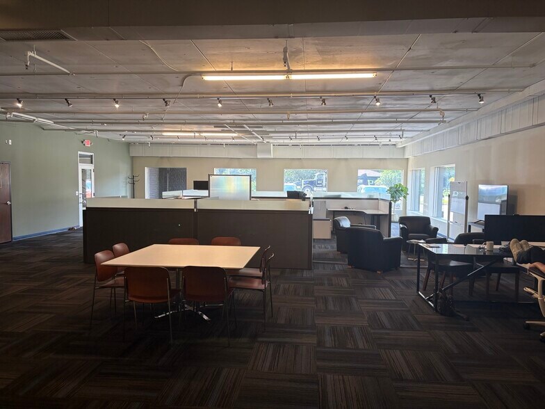 More Photos Of 6900 W Broadway Ave, Minneapolis Freestanding For Sale