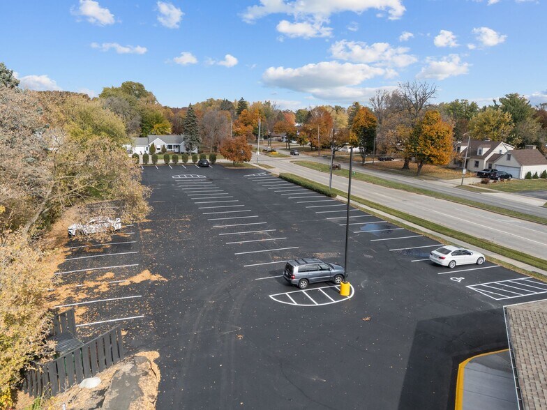 More Photos Of 2009 S Memorial Dr, Appleton Office For Sale