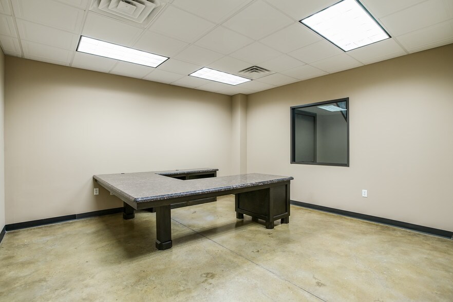 More Photos Of 15106 Chaplin St, Houston Warehouse For Lease