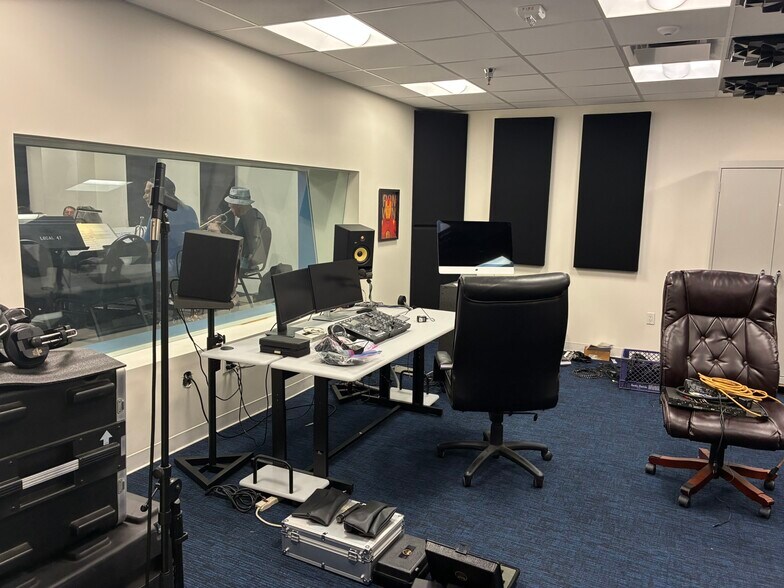 More Photos Of 3220 Winona Ave, Burbank Coworking Space