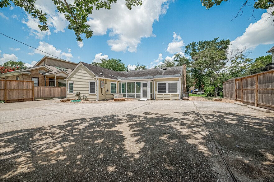 More Photos Of 826 Heights Blvd, Houston Office Residential For Sale