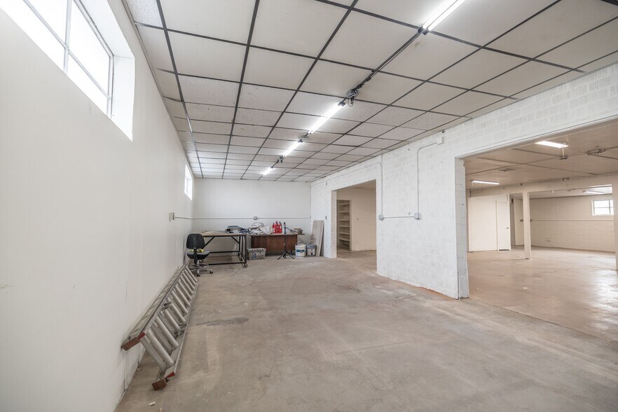 More Photos Of 2423 W Campbell Ave, Phoenix Warehouse For Lease