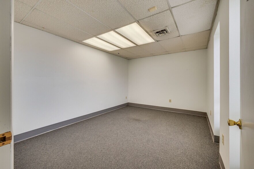 More Photos Of 311 W Walnut St, Johnson City Office For Sale