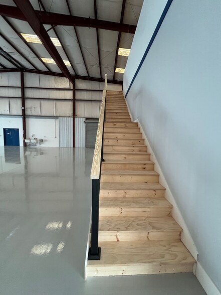 More Photos Of 260 W Aviation Way, Newnan Specialty For Lease