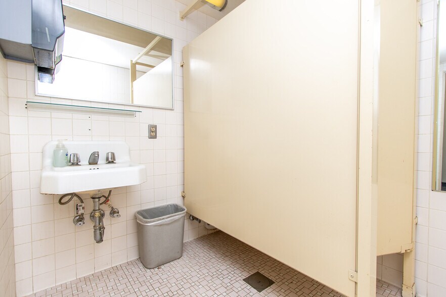 More Photos Of 971 E Broadway Ave, Atwater Office For Lease