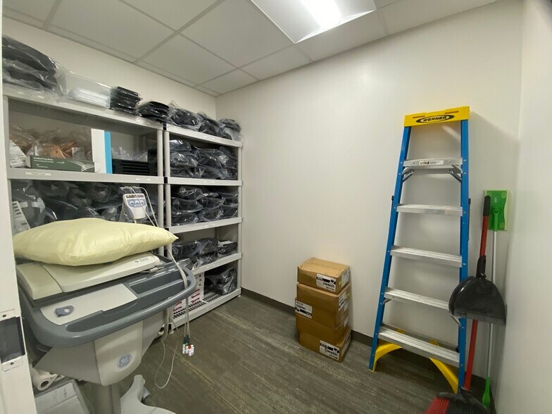 More Photos Of 1105-1129 Saxon Blvd, Orange City Office For Sale