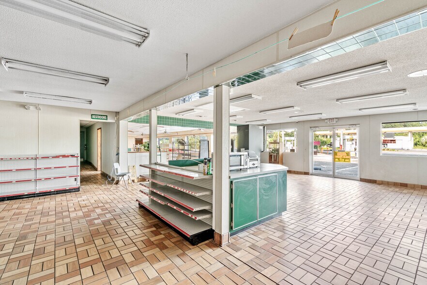 More Photos Of 5 Lane St, Yemassee Storefront For Sale