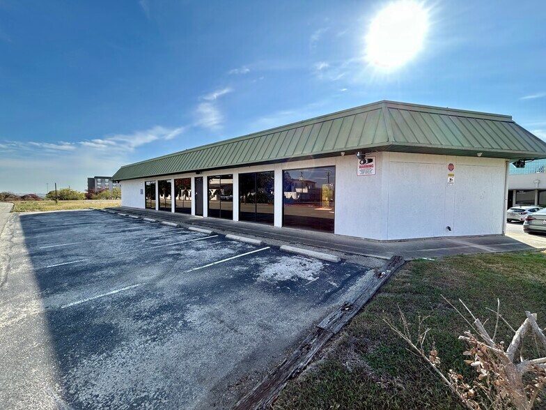 More Photos Of 3434 Cherry Ridge St, San Antonio Freestanding For Sale