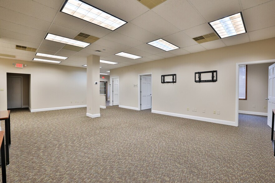 More Photos Of 3 Club Centre Ct, Edwardsville Office For Lease
