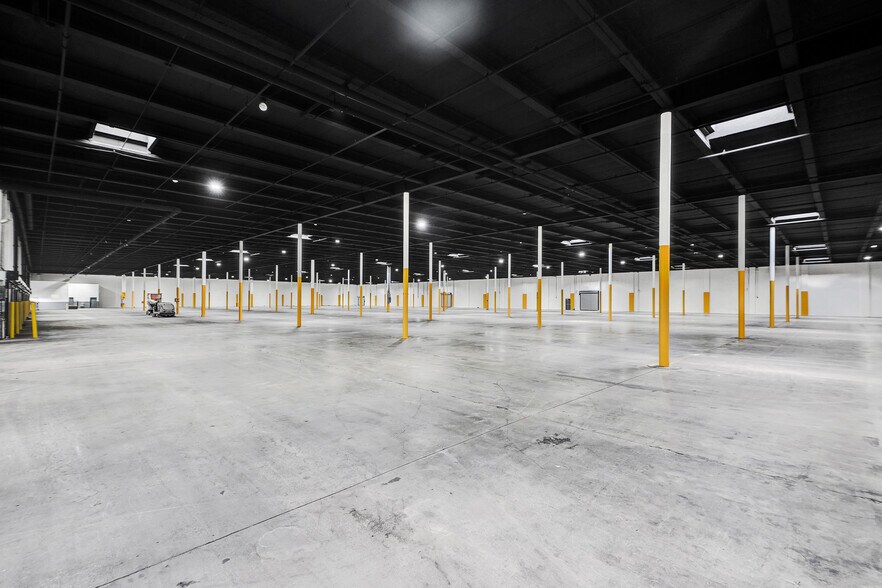 More Photos Of 6695-6699 NW 36th Ave, Miami Light Distribution For Lease