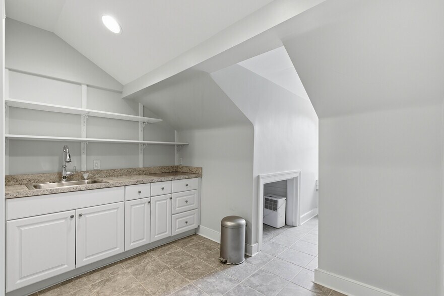 More Photos Of 121-123 E King St, Lancaster Office Residential For Sale