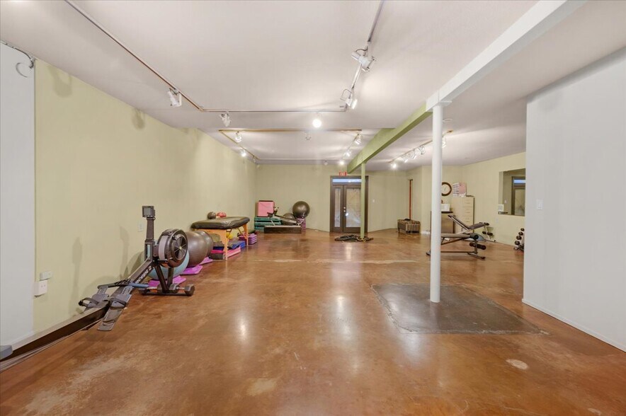 More Photos Of 339 W D St, Lemoore Storefront For Sale