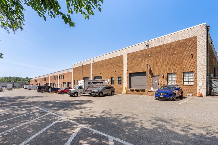 More Photos Of 901-929 S Pickett St, Alexandria Unknown For Lease