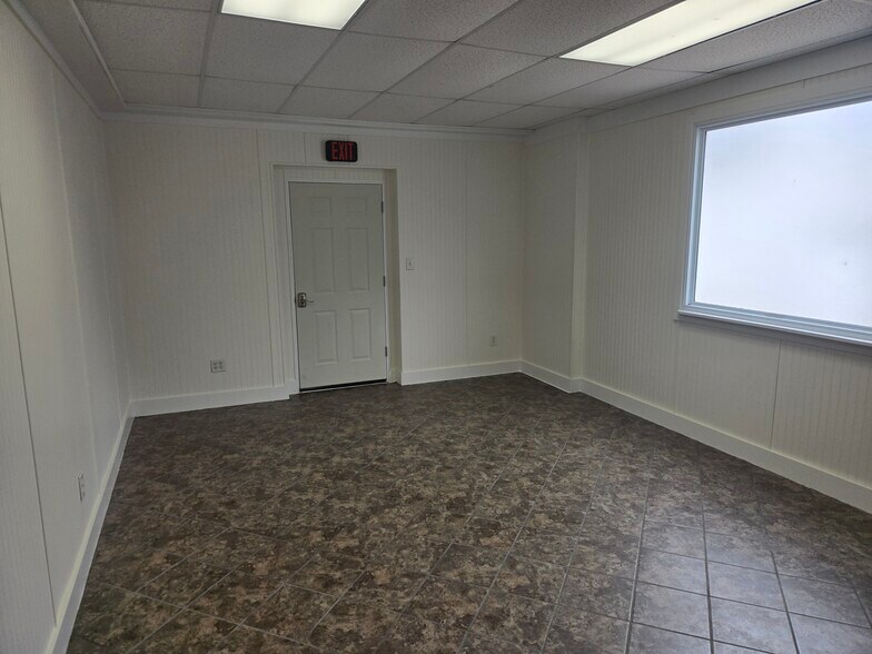 More Photos Of 1813 N Harrison St, Shawnee Office For Lease