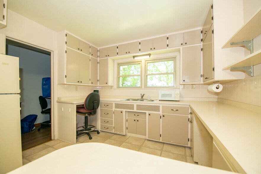 More Photos Of 950 W Jefferson St, Franklin Medical For Lease