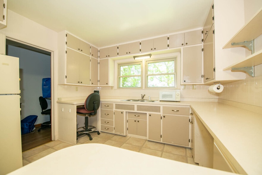 More Photos Of 950 W Jefferson St, Franklin Medical For Sale