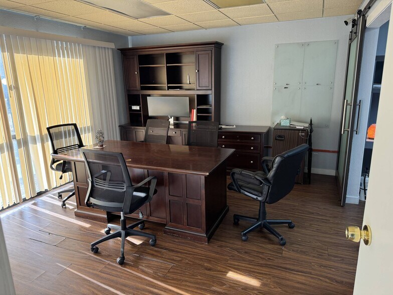 More Photos Of 2950 E Flamingo Rd, Las Vegas Office For Sale