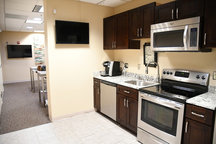 More Photos Of 289 Elm St, Marlborough Warehouse For Lease