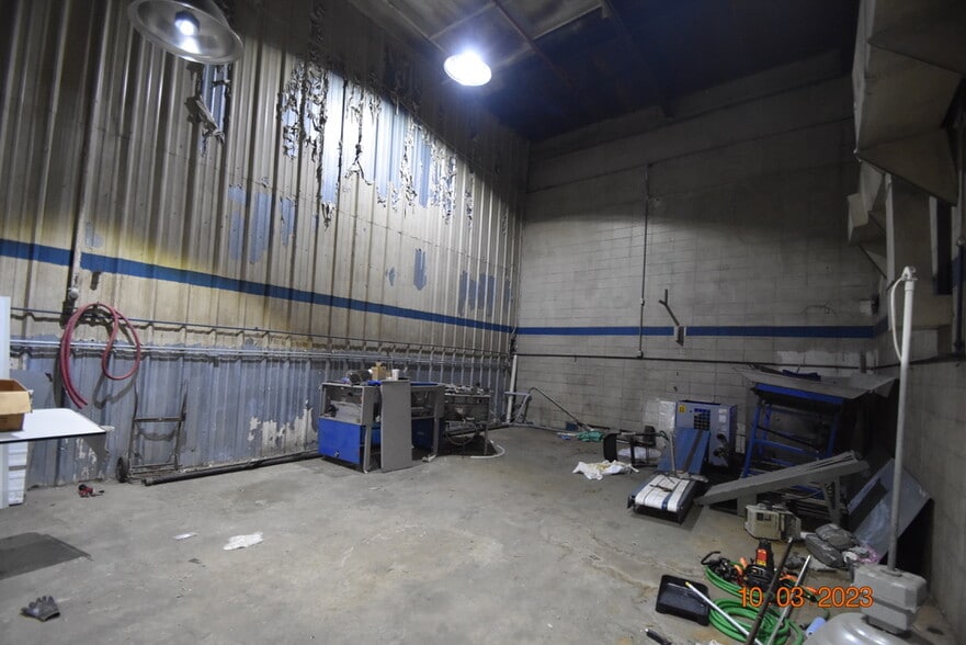 More Photos Of 956 N Broadway St, Greenville Distribution For Sale