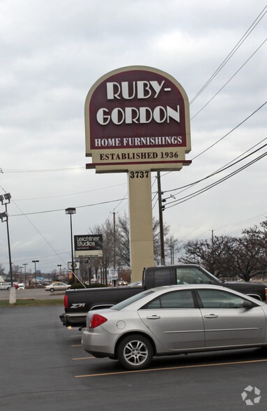 More Photos Of 3737 Henrietta Rd, Henrietta Showroom For Sale