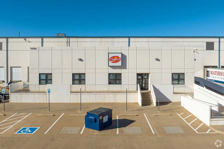 More Photos Of 600 N Sara Rd, Yukon Warehouse For Lease