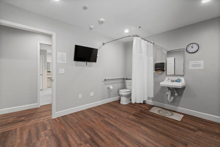 More Photos Of 1930 River Falls Dr, Kingwood Assisted Living For Sale