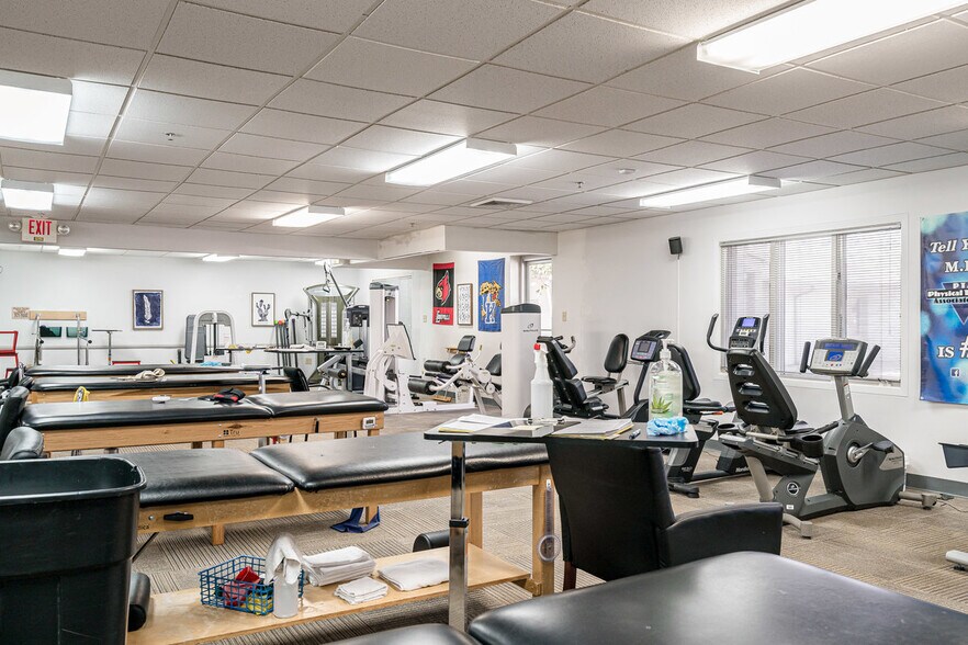 More Photos Of 4331 Churchman Ave, Louisville Medical For Sale