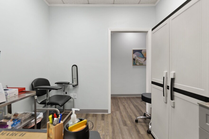 More Photos Of 725 S Main St, London Medical For Sale