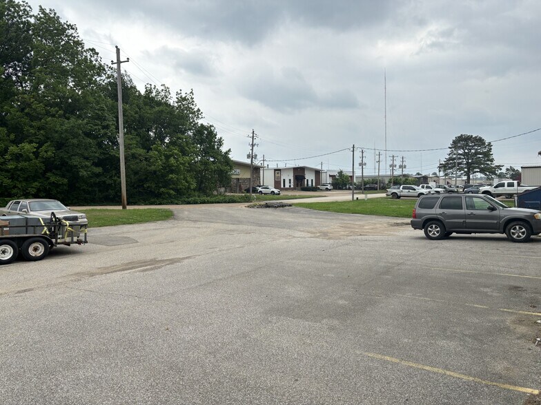 More Photos Of 1983 Vanderhorn Dr, Memphis Warehouse For Lease