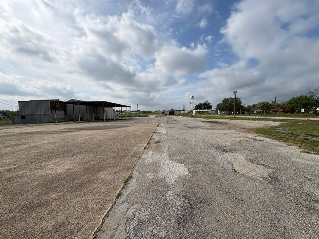 More Photos Of 1500 Simmons Ave, Jourdanton Warehouse For Sale