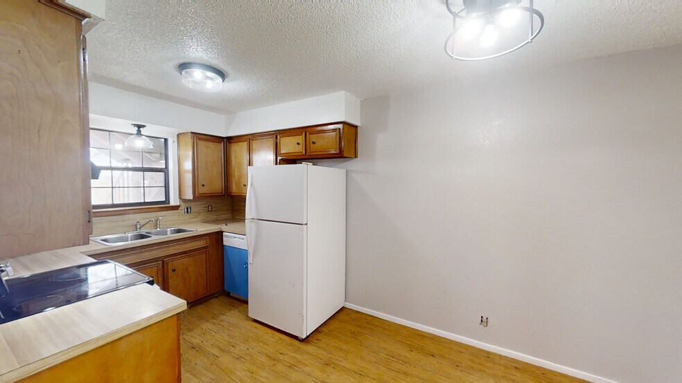 More Photos Of 402 SE 6th St, Andrews Apartments For Sale